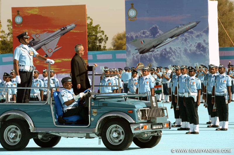 Pranab Mukherjee inspecting the Guard of Honour, during the presentation of Standards to 21 SQN & 116 HU of Indian Air Force, in Jodhpur 