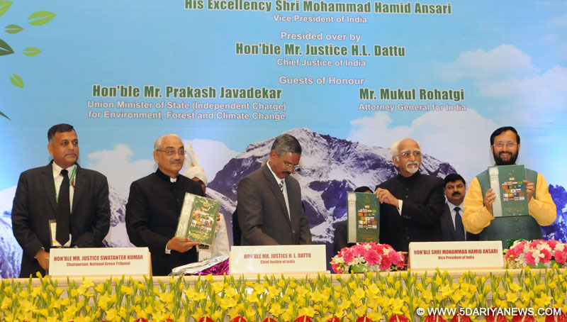 Mohd. Hamid Ansari and Prakash Javadekar releasing the publications at the inauguration of the International Conference on Global Environment Issues” organised by the National Green Tribunal, in New Delhi 