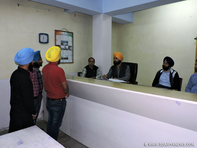 ਐਸ.ਏ.ਐਸ ਨਗਰ ਵਿਖੇ ਲਗਾਈ ਗਈ ਕੌਮੀ ਲੋਕ ਅਦਾਲਤ ਦੌਰਾਨ ਐਸ.ਡੀ.ਐਮ.ਲਖਮੀਰ ਸਿੰਘ  ਕੇਸਾਂ ਦਾ ਨਿਪਟਾਰਾ ਕਰਦੇ ਹੋਏ।