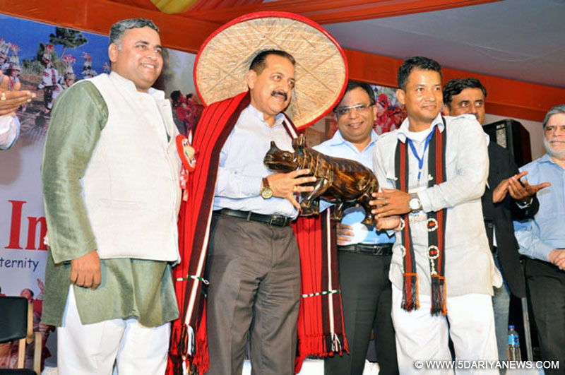 Dr. Jitendra Singh being felicitated in an interactive programme called “Meet the DoNER Minister”, organised by a social organisation “My Home India”, in New Delhi on March 27, 2015. 