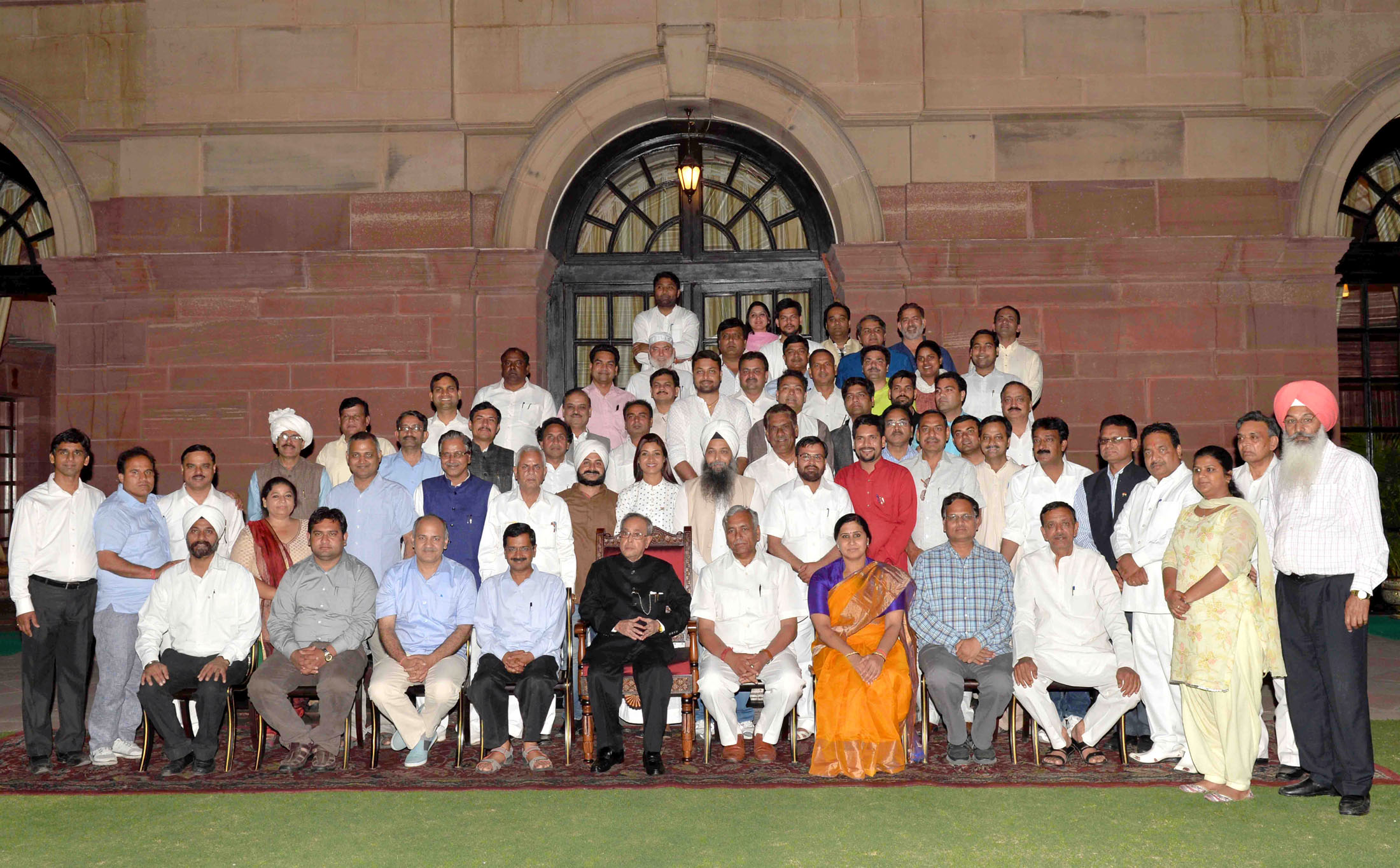 The President,  Pranab Mukherjee with the Chief Minister of Delhi,Arvind Kejriwal, the Speaker, Delhi Legislative Assembly, Ram Niwas Goel and the MLAs of 6th Legislative Assembly of Delhi, at Rashtrapati Bhavan, in New Delhi on March 27, 2015. 