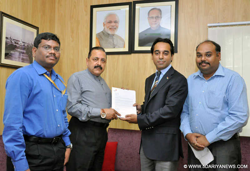 Dr. Jitendra Singh receiving RTGS transfer letter of Rs. 25 lakh donated for flood relief in Jammu & Kashmir by the Price waterhouse Coopers (PwC) India Foundation, in New Delhi on March 29, 2015.