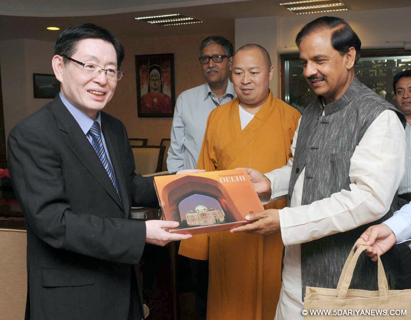 Dr. Mahesh Sharma presenting a memento to the Minister of Religious Affairs of China, Wang Zuoan, in New Delhi on April 01, 2015. 