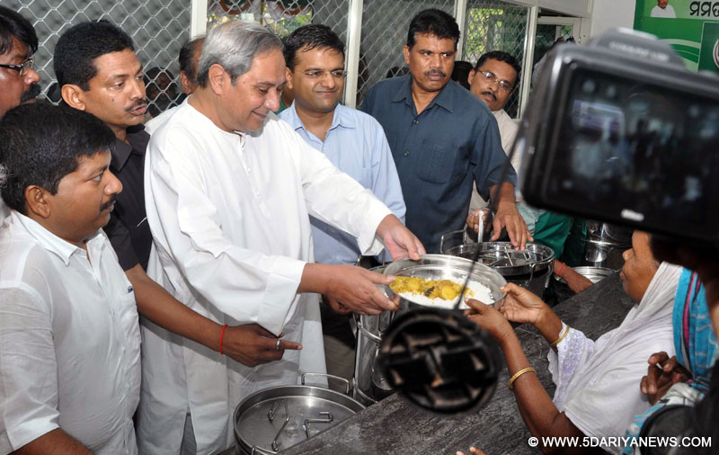 Bhubaneswar: Odisha Chief Minister Naveen Patnaik distributes food at the launch of 