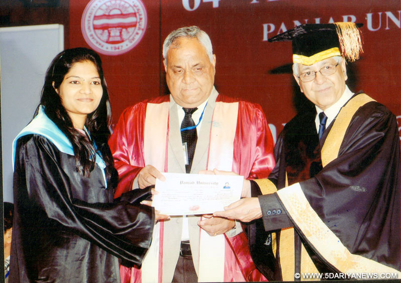 पंजाब वि.वि. के वाइस चांसलर से पुरस्कार हासिल करती चारू गुप्ता