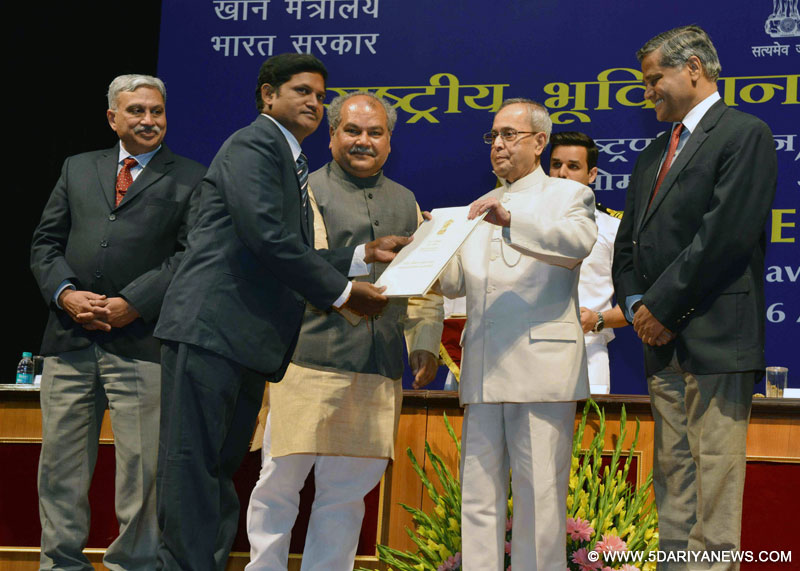 The President, Pranab Mukherjee presenting the National Geoscience Awards 2013, at Rashtrapati Bhavan, in New Delhi on April 06, 2015.