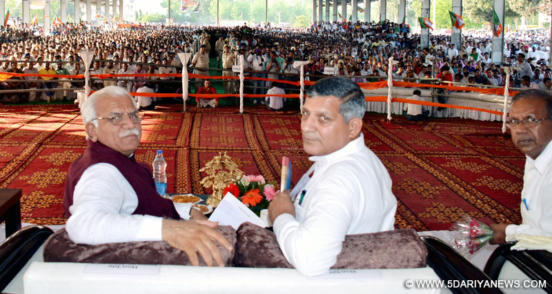 Haryana Chief Minister,Manohar Lal and Vidhan Sabha Speaker, Kanwar Pal in the public meeting at Chhachhrauli in Yamunanagar on April 6, 2015.