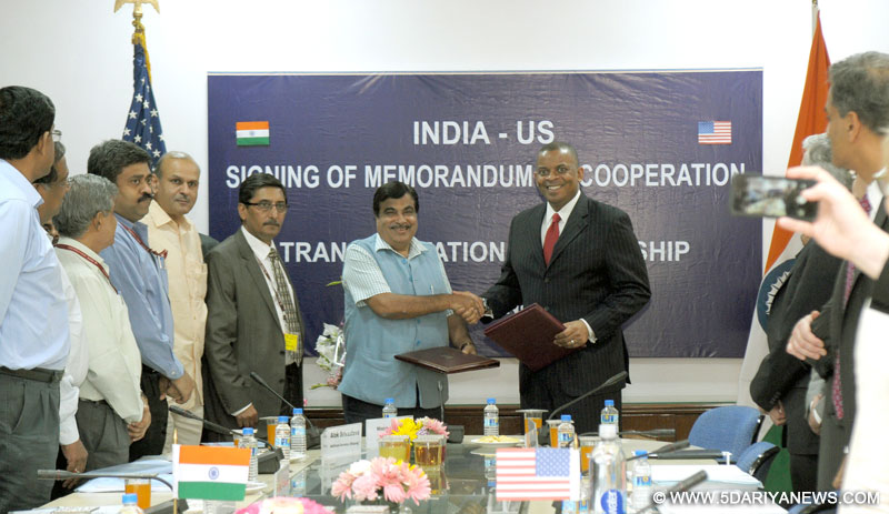 Nitin Gadkari and the Secretary of Transportation, United States of America, Anthony Foxx exchanging the signed documents of a Memorandum of Cooperation for a India-US Transportation Partnership, in New Delhi on April 08, 2015. 