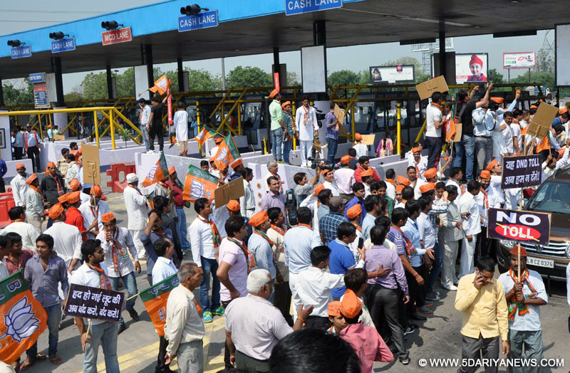 New Delhi: BJP workers stage a demonstration on the Delhi-Noida Direct (DND) flyway against toll in New Delhi, on April 8, 2015.