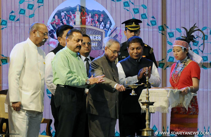 Pranab Mukherjee lighting the lamp to inaugurate the 