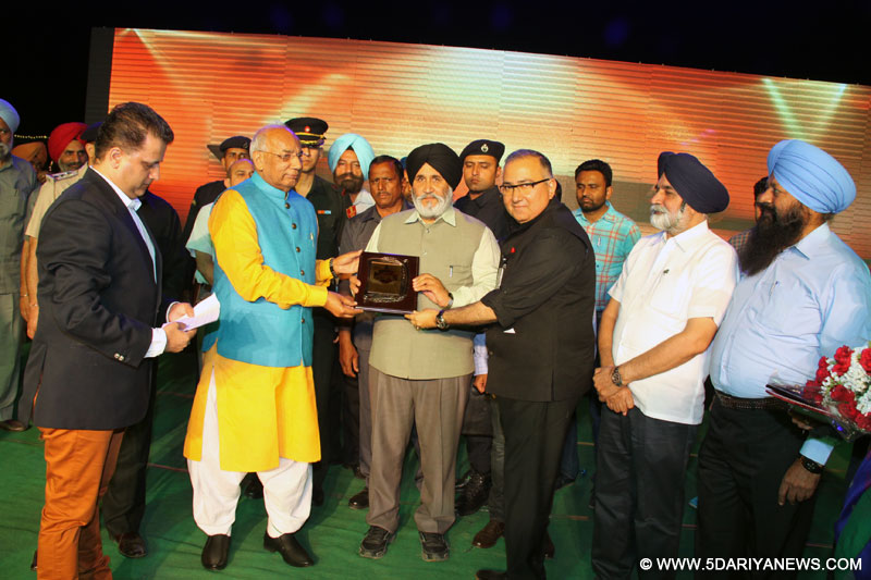 The Punjab and Haryana Governor and Administrator, Union Territory, Chandigarh, Prof. Kaptan Singh Solanki giving momentous to dignitaries in a Baisakhi celebration function held at New Chandigarh on 11.04.2015.