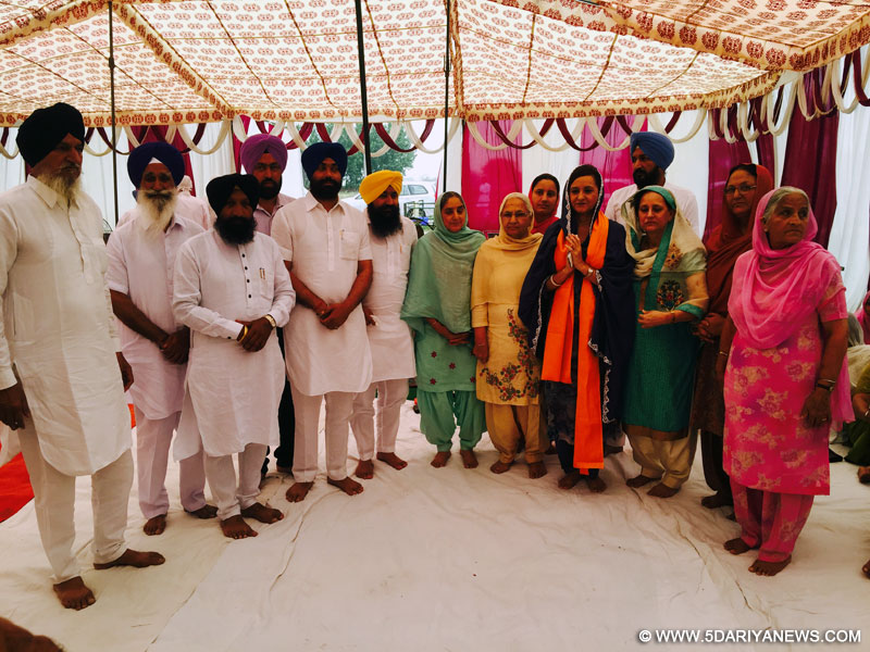 ਐਸ.ਏ.ਐਸ ਨਗਰ ਸ਼ਹਿਰ ਦੇ ਸੈਕਟਰ 79 ਦੇ ਨਿਵਾਸੀ ਵਿਕਾਸ ਕੰਮਾਂ ਬਦਲੇ ਚੇਅਰਪਰਸਨ ਜਿਲਾ੍ ਯੋਜਨਾ ਕਮੇਟੀ  ਬੀਬੀ ਅਮਨਜੋਤ ਕੌਰ ਰਾਮੂਵਾਲੀਆ  ਨੂੰ ਸਨਮਾਨਿਤ ਕਰਦੇ ਹੋਏ।