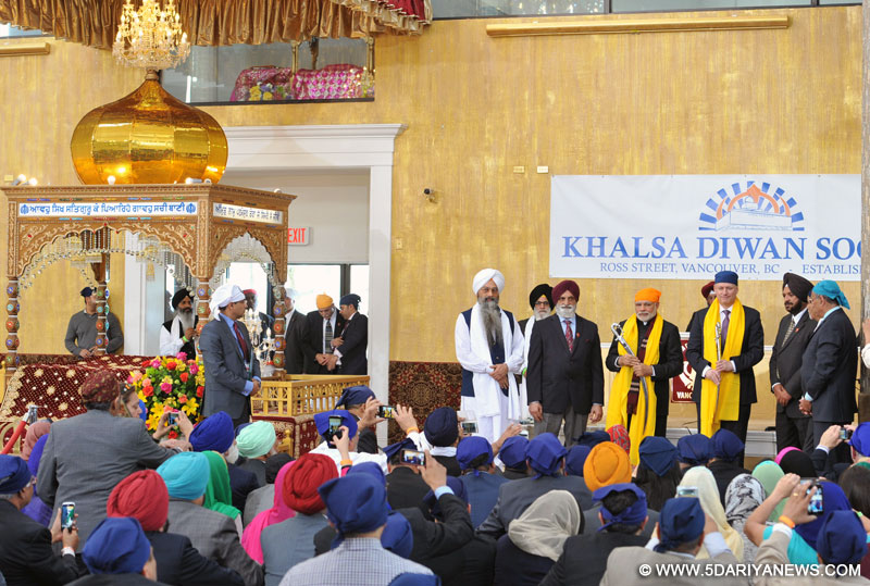The Prime Minister, Narendra Modi and the Prime Minister of Canada, Stephen Harper being presented Siropa (Robe of Honour) and Sword at the Gurudwara Khalsa Diwan, at Ross Street, Vancouver, in Canada on April 16, 2015.