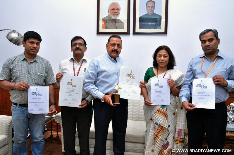 Dr. Jitendra Singh and the senior officials of the DoNER Ministry with the Web Ratna Award 2014 received from the Union Ministry of Information Technology for outstanding Website content, in New Delhi on April 17, 2015.