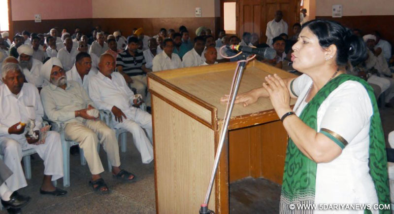 लाडवा अनाजमंडी धर्मशाला में कार्यकर्ताओं को सम्बोधित करती हुई पूर्व सांसद कैलाशो सैनी। (डिम्पी)