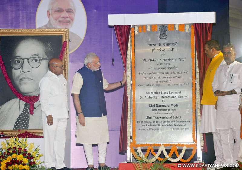 The Prime Minister, Narendra Modi unveiling the plaque to lay the foundation stone of the Foundation Stone laying Ceremony of Dr. Ambedkar International Centre, in New Delhi on April 20, 2015. 