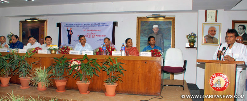 Suresh Prabhakar Prabhu addressing at the signing ceremony 