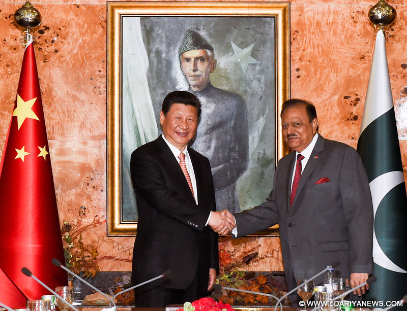 Chinese President Xi Jinping (L) shakes hands with Pakistani President Mamnoon Hussain in Islamabad, Pakistan, April 21, 2015