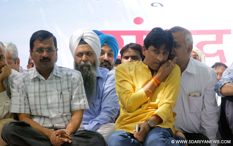 New Delhi: Delhi Chief Minister and Aam Aadmi Party (AAP) leader Arvind Kejriwal with party leader Kumar Vishwas and Somnath Bharti during a rally against the land acquisition ordinance in New Delhi, on April 22, 2015. 