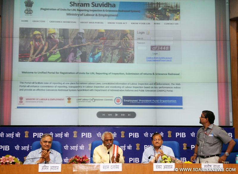 Bandaru Dattatreya addressing at the launch of the facility for filing online single return under the 8 Central rules through the Sharm Suvidha Portal, in New Delhi on April 24, 2015.