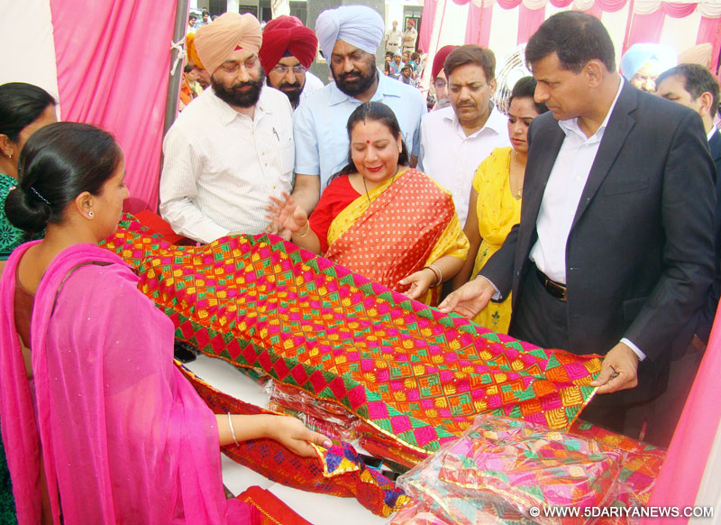 ਸਾਹਿਬਜ਼ਾਦਾ ਅਜੀਤ ਸਿੰਘ ਨਗਰ ਜ਼ਿਲ੍ਹੇ ਦੇ ਪਿੰਡ ਗੀਗੇ ਮਾਜਰਾ ਵਿਖੇ ਰਿਜਰਵ ਬੈਂਕ ਆਫ ਇੰਡੀਆ ਦੇ ਗਵਰਨਰ ਡਾ. ਰਘੁ ਰਾਮ ਰਾਜਨ  ਨੂੰ ਸੈਲਫ ਹੈਲਪ ਗਰੁੱਪਾਂ ਦੇ ਮੈਂਬਰ ਫੁੱਲਕਾਰੀ ਭੇਟ ਕਰਦੇ ਹੋਏ। 