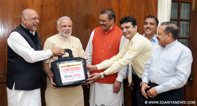 Vijay Sampla on behalf of readers of "Dainik Savera Times", presenting a cheque of Rs 2 Crore to the Prime Minister, Shri Narendra Modi for the PMNRF, in New Delhi on April 27, 2015. 