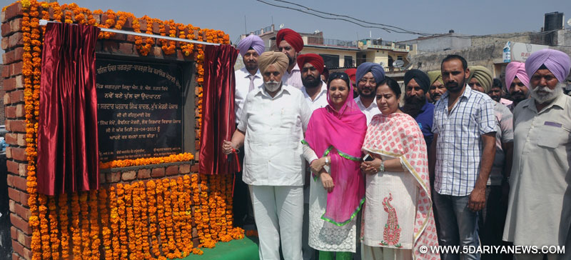ਜਨਮੇਜਾ ਸਿੰਘ ਸੇਖੋਂ ਜਗਤਪੁਰਾ ਵਿਖੇ ਮੋਹਾਲੀ ਚੋਅ ਤੇ ਉਸਾਰੇ ਗਏ ਉੱਚ-ਪੱਧਰੀ ਪੁਲ ਨੂੰ ਲੋਕ ਸਮਰਪਿਤ ਕਰਦੇ ਹੋਏ