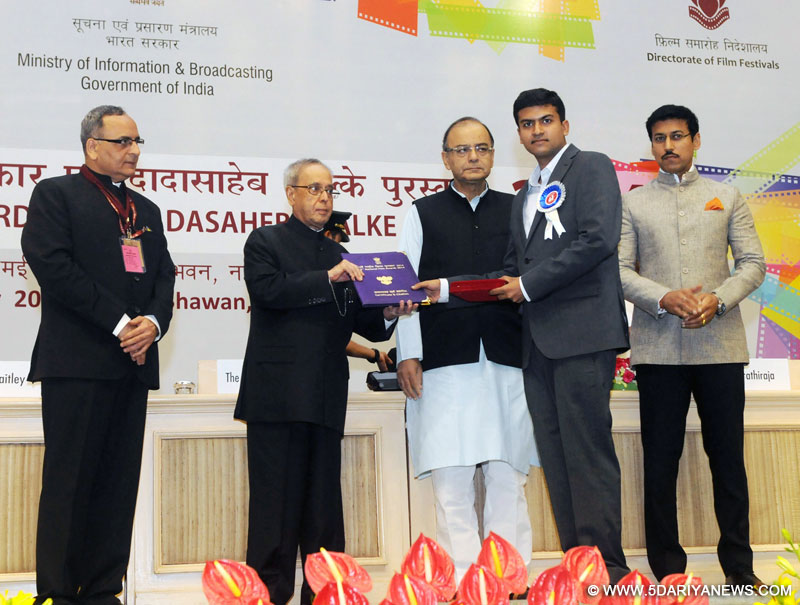 Pranab Mukherjee presenting the Swarna Kamal Award to Shri Tanul Thakur for Best Film Critic in the category of Best Writing on Cinema, at 62nd National Film Awards Function, in New Delhi 