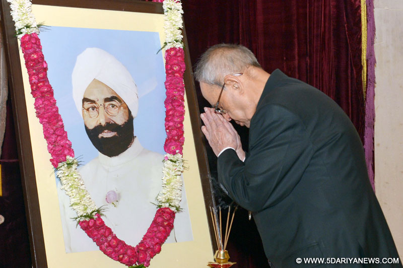 The President, Pranab Mukherjee paying homage at the portrait of the former President of India, late Shri Giani Zail Singh on his birth anniversary, at Rashtrapati Bhavan, in New Delhi on May 05, 2015.