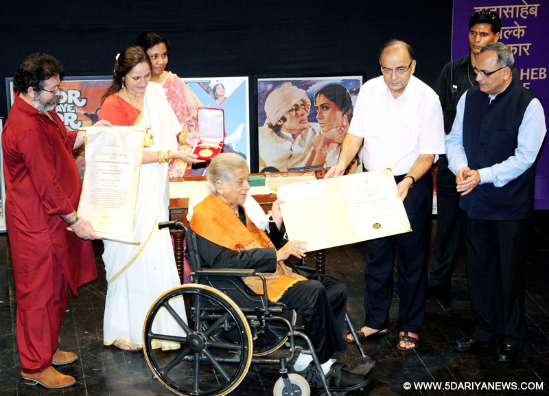 Arun Jaitley presented the Dada Saheb Phalke Award to the Renown Actor, Producer, Shri Shahsi Kapoor, at Prithvi Theatre, in Mumbai on May 10, 2015. The Secretary, Ministry of Information and Broadcasting, Shri Bimal Julka is also seen.