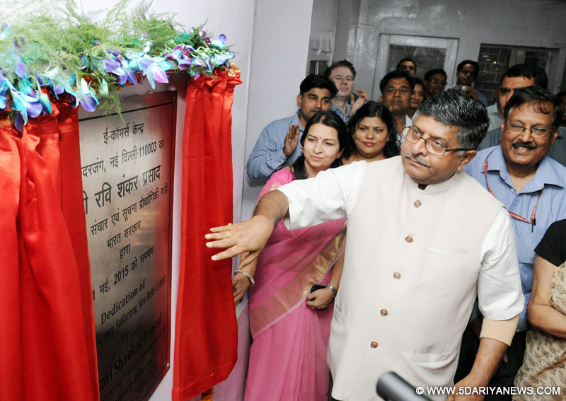 Ravi Shankar Prasad unveiling the plaque to dedicate the e-Commerce Centre to the Nation, at a function, in New Delhi on May 11, 2015.