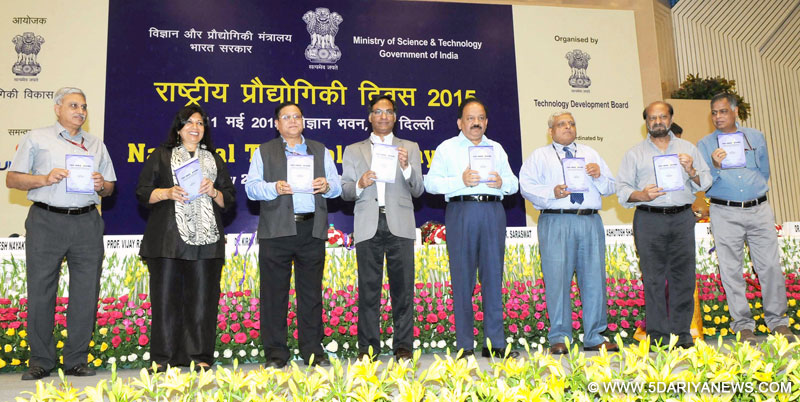 Dr. Harsh Vardhan releasing the book “Innovators: Stories of Hi Tech Entrepreneurs”, at the “Technology Day 2015” celebrations, in New Delhi on May 11, 2015