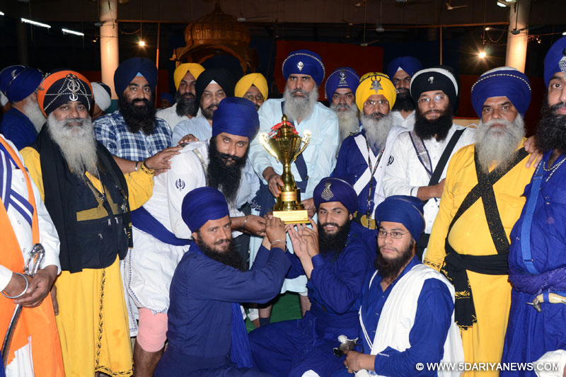 ਜੇਤੂ ਟੀਮ ਨੂੰ ਟਰਾਫੀ, ਇਕ ਲੱਖ ਰੁਪਏ ਦਾ ਚੈਕ ਦੇ ਕੇ ਸਨਮਾਨਿਤ ਕਰਦੇ ਹੋਏ ਸ੍ਰ ਪਰਮਜੀਤ ਸਿੰਘ ਸਰੋਆ ਵਧੀਕ ਸਕੱਤਰ,ਸ੍ਰ ਮਨਮੋਹਨ ਸਿੰਘ ਭਾਗੋਵਾਲੀਆ ਅਤੇ ਹੋਰ