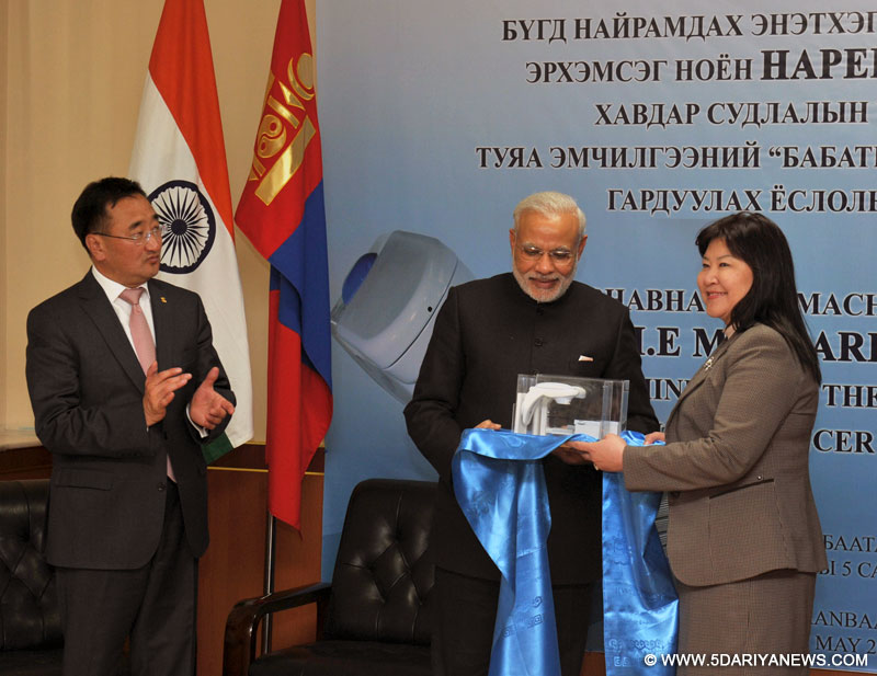 The Prime Minister, Narendra Modi handing over the Bhabhatron equipment at the National Cancer Center of Mongolia, in Ulaanbaatar, Mongolia on May 17, 2015.