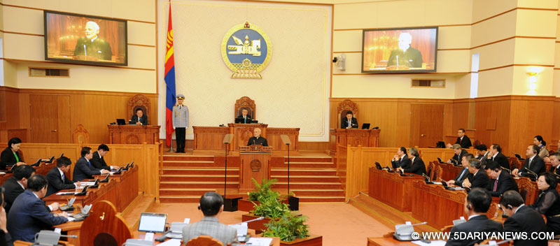 प्रधानमंत्री नरेन्द्र मोदी 17 मई, 2015 को मंगोलिया में मंगोलिया की संसद को संबोधित करते हुए।