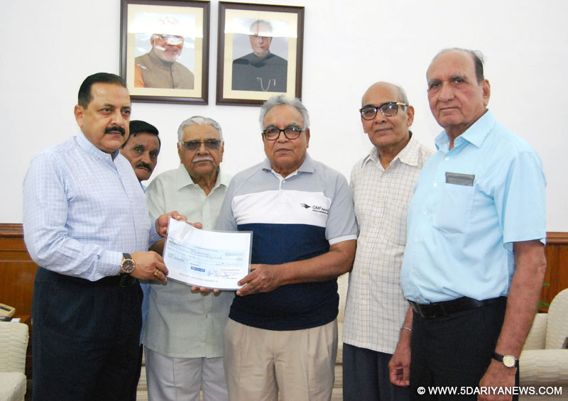 Dr. Jitendra Singh receiving a cheque for the Nepal earthquake victims from a delegation of “Bharat Pensioners’ Samaj” led by its Secretary General, Shri S.C. Maheshwari, in New Delhi on May 20, 2015.