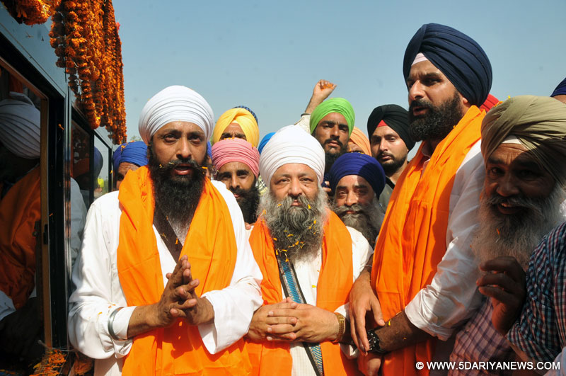 ਦਰਸ਼ਨ ਦੀਦਾਰ ਯਾਤਰਾ ਦੌਰਾਨ ਮਤੇਵਾਲ ਵਿਖੇ ਮਾਲ ਮੰਤਰੀ ਬਿਕਰਮ ਸਿੰਘ ਮਜੀਠੀਆ ਨੂੰ ਸਿਰੋਪਾਓ ਦੀ ਬਖਸ਼ਿਸ਼ ਕਰਦੇ ਹੋਏ।