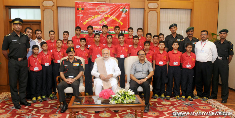 The Prime Minister, Narendra Modi with the students from Jammu and Kashmir, in New Delhi on May 30, 2015. The Chief of Army Staff, General Dalbir Singh is also seen.