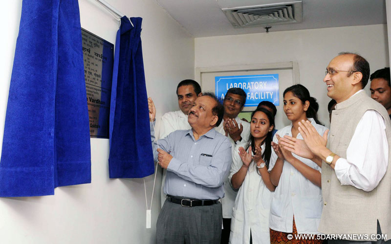 Dr. Harsh Vardhan unveiling the plaque to inaugurate the Small Animal Facility, at the CSIR-Institute of Genomics & Integrative Biology (IGIB), in New Delhi on May 30, 2015. 