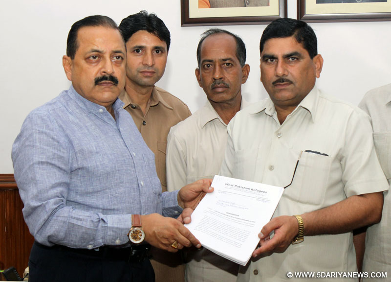 Dr. Jitendra Singh receiving a memorandum from a deputation of “West Pakistan Refugees Action Committee” led by its President, Shri Labha Ram Gandhi, in New Delhi on May 30, 2015.