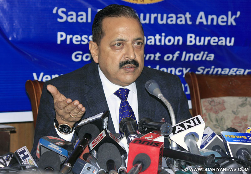 Dr. Jitendra Singh addressing a Press Conference, on the occasion of the Government completing one year in office – ‘Saal Ek, Shuruaat Anek’, in Srinagar on June 04, 2015. 