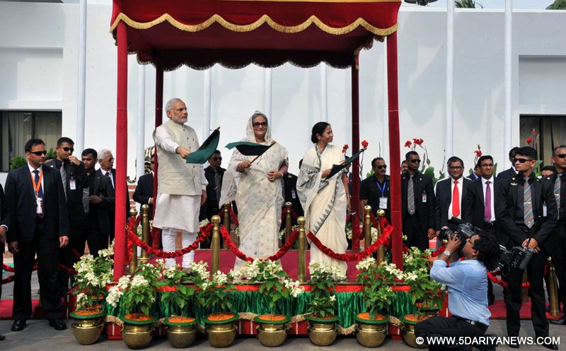 The Prime Minister,Narendra Modi and the Prime Minister of Bangladesh, Sheikh Hasina fagging off the Kolkata-Dhaka-Agartala, Agartala-Dhaka-Kolkata bus service, in Dhaka, Bangladesh on June 06, 2015. The Chief Minister of West Bengal, Mamata Banerjee is also seen.