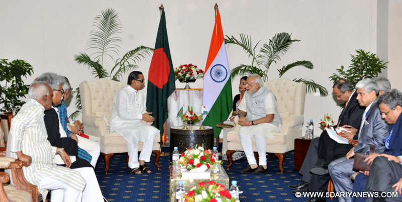 प्रधानमंत्री श्री नरेन्‍द्र मोदी, 07 जून, 2015 को बांग्‍लादेश के ढाका में बांग्‍लादेश के वामदलों के नेताओं से मुलाकात करते हुए।