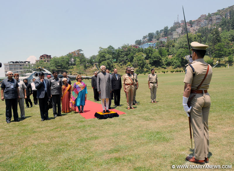 The Vice President, Shri Mohd. Hamid Ansari receiving the Guard of Honour, in Shimla on June 08, 2015. Smt. Salma Ansari and other dignitaries are also seen.