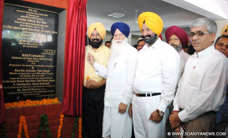 ਖੇਤੀਬਾੜੀ ਮੰਤਰੀ ਪੰਜਾਬ ਜਥੇਦਾਰ ਤੋਤਾ ਸਿੰਘ ਐਸ.ਏ.ਐਸ.ਨਗਰ ਵਿਖੇ 19 ਕਰੋੜ 20 ਲੱਖ ਰੁਪਏ ਦੀ ਲਾਗਤ ਨਾਲ ਬਣਾਏ ਗਏ ਖੇਤੀ ਭਵਨ ਦਾ ਉਦਘਾਟਨ ਕਰਦੇ ਹੋਏ। ਉਨ੍ਹਾਂ  ਨਾਲ ਮੁੱਖ ਸੰਸਦੀ ਸਕੱਤਰ ਗੁਰਬਚਨ ਸਿੰਘ ਬੱਬੇਹਾਲੀ ਵੀ ਦਿਖਾਈ ਦੇ ਰਹੇ ਹਨ। 