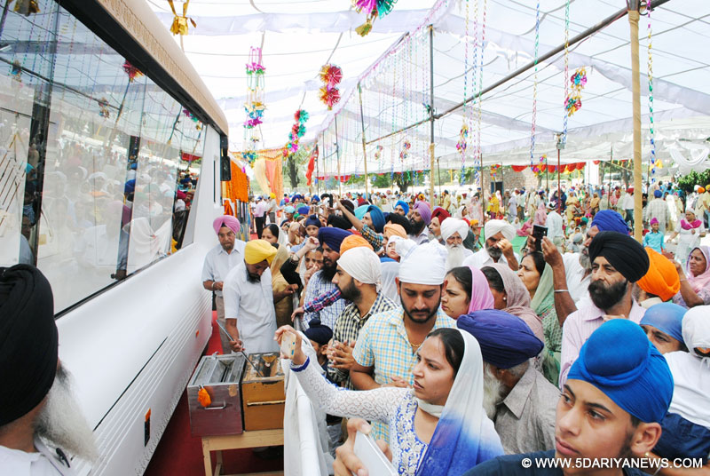 ਗੁਰੂਦੁਆਰਾ ਅੰਬ ਸਾਹਿਬ ਵਿਖੇ ਗੁਰੂ ਸਾਹਿਬਾਨਾਂ ਦੀਆਂ ਪਵਿੱਤਰ ਨਿਸ਼ਾਨੀਆਂ ਦੇ ਵੱਡੀ ਗਿਣਤੀ ਵਿੱਚ ਸੰਗਤਾਂ ਦਰਸ਼ਨ ਕਰਦੀਆਂ ਹੋਈਆਂ। 