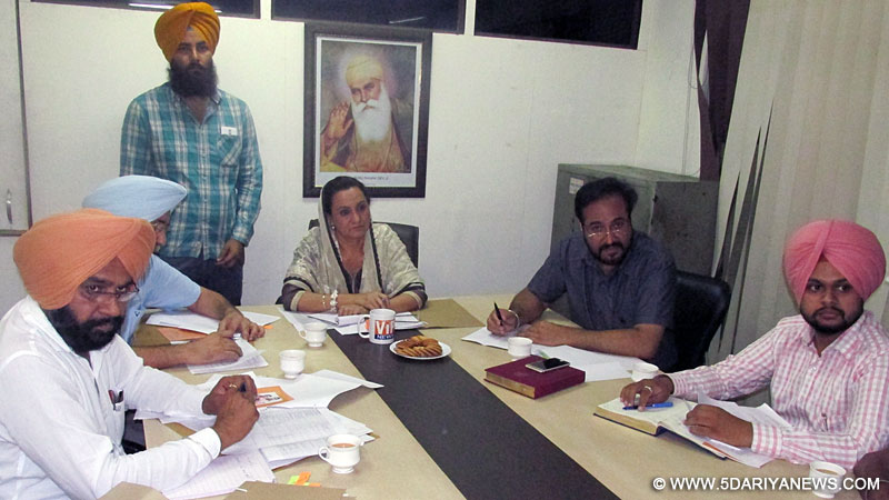 ਬੀਬੀ ਅਮਨਜੋਤ ਕੌਰ ਰਾਮੂਵਾਲੀਆ, ਚੇਅਰਪਰਸਨ ਜਿਲਾ ਯੋਜਨਾ ਕਮੇਟੀ, ਸਾਹਿਬਜ਼ਾਦਾ ਅਜੀਤ ਸਿੰਘ ਨਗਰ ਜਿਲੇ ਵਿਚ ਅਨੁਸੂਚਿਤ ਜਾਤੀਆਂ ਦੀਆਂ ਭਲਾਈ ਸਕੀਮਾਂ ਰਾਹੀਂ ਵੰਡੀ ਗਈ ਵਿੱਤੀ ਸਹਾਇਤਾ ਬਾਰੇ ਜਾਣਕਾਰੀ ਦਿੰਦੇ ਹੋਏ।