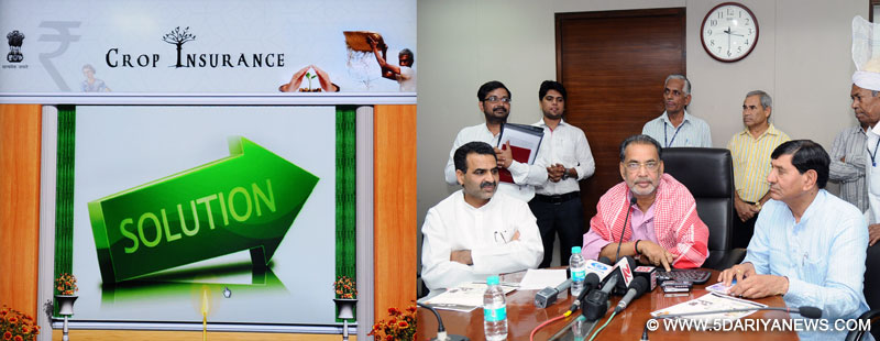 Radha Mohan Singh launching the Web-portal “Crop Insurance”, in New Delhi 