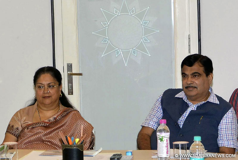 Jaipur: Union Minister for Road Transport and Highways and Shipping Nitin Gadkari and Rajasthan Chief Minister Vasundhara Raje during a meeting in Jaipur on June 22, 2015.