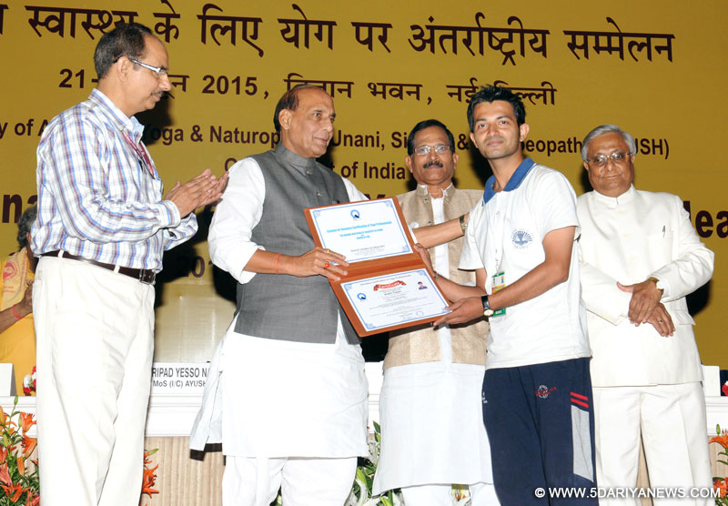 Rajnath Singh presenting the Voluntary Certification of Yoga Professionals, at the Valedictory Session of the International Conference on Yoga for Holistic Health, in New Delhi on June 22, 2015.